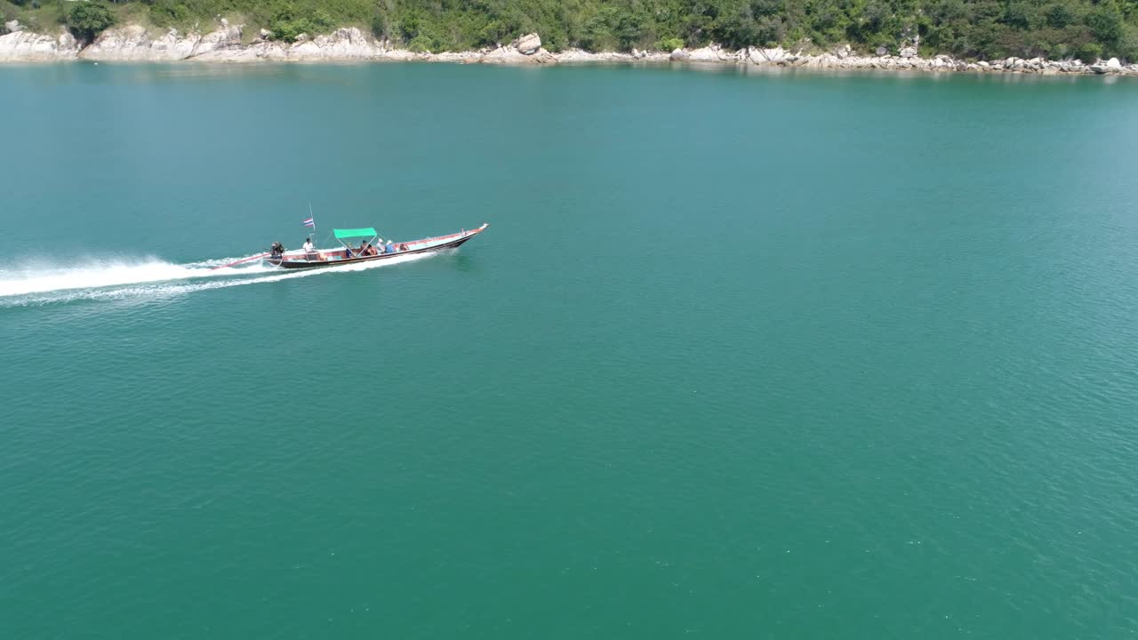 바다에서 모터 보트 항해. 아름다움 자연 풍경. 태국. 드론 비디오. 4k