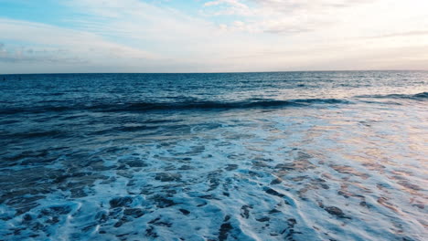 Rotierende-Sicht-Auf-Die-Felsige-Strandstruktur-Und-Den-Blick-Auf-Die-Weite-Atlantische-Meeresoberfläche-Am-Meer,-Standort-Portugal