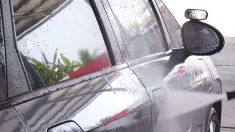 coche siendo lavado en un lavado de coches