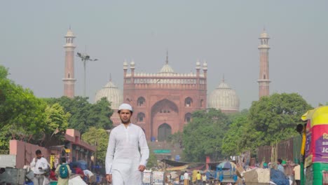 Indischer-Muslimischer-Mann,-Der-Vor-Der-Jama-Masjid-In-Delhi,-Indien,-Spaziert-Und-Posiert