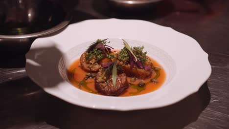 primer plano panorámico de un delicioso plato italiano preparado por el cocinero en un plato blanco redondo