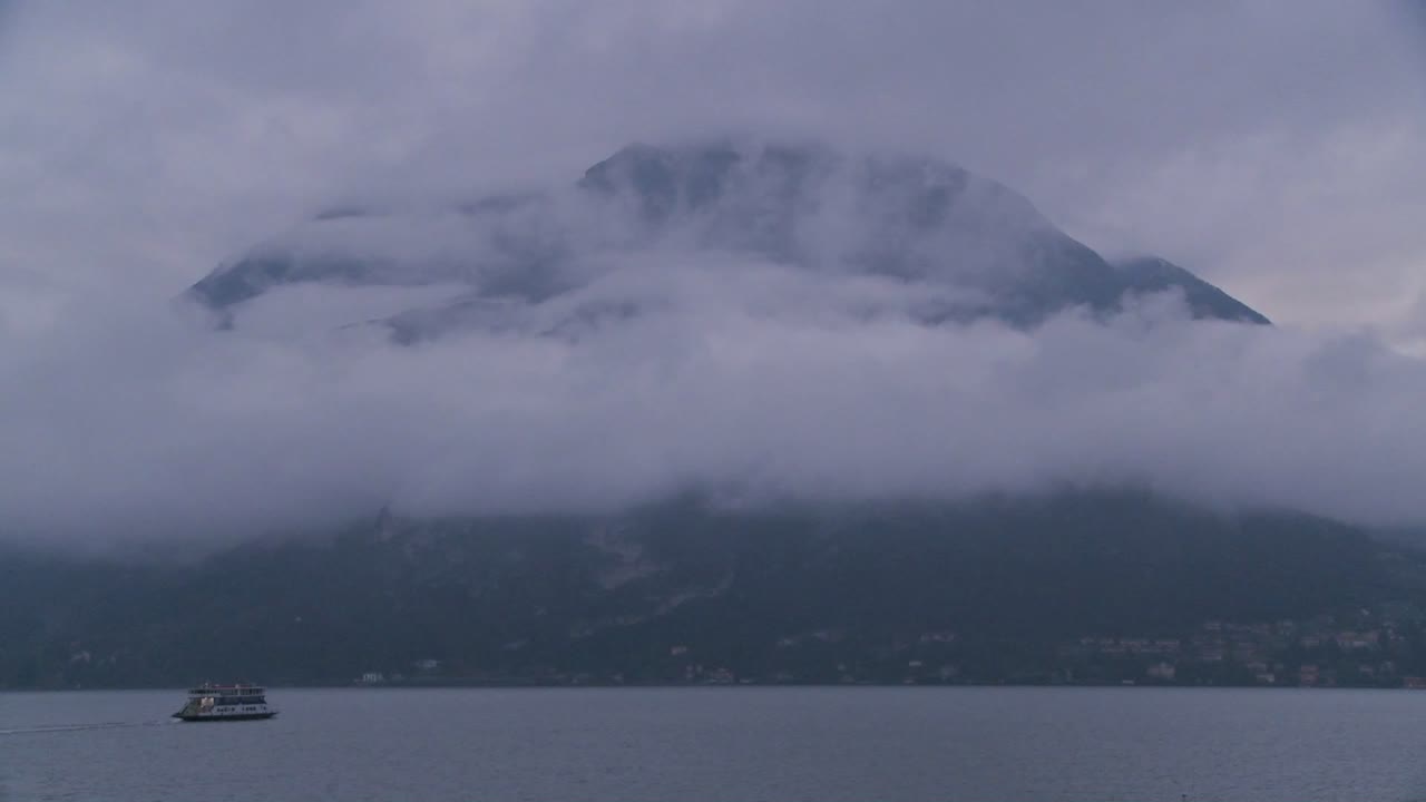un transbordador matutino en el lago como italia cruza montañas en la niebla