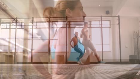 animatie van een blanke vrouw die over verschillende mensen loopt die in de sportschool trainen