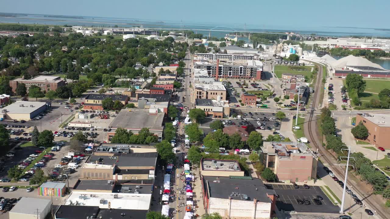 centro de green bay, wisconsin paso aéreo de la calle broadway durante el mercado de agricultores en broadway orientado al norte, ancho