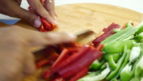 cortar pimientos rojos y verdes