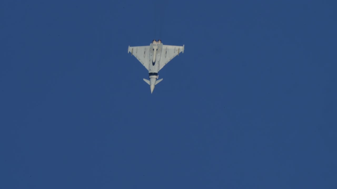 Jato de Caça Eurofighter Typhoon Voando e Manobrando no Céu Azul