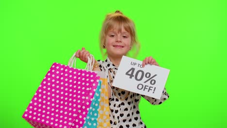 niña niña mostrando bolsas de compras y hasta un 40 por ciento de descuento en inscripciones texto de banner, viernes negro