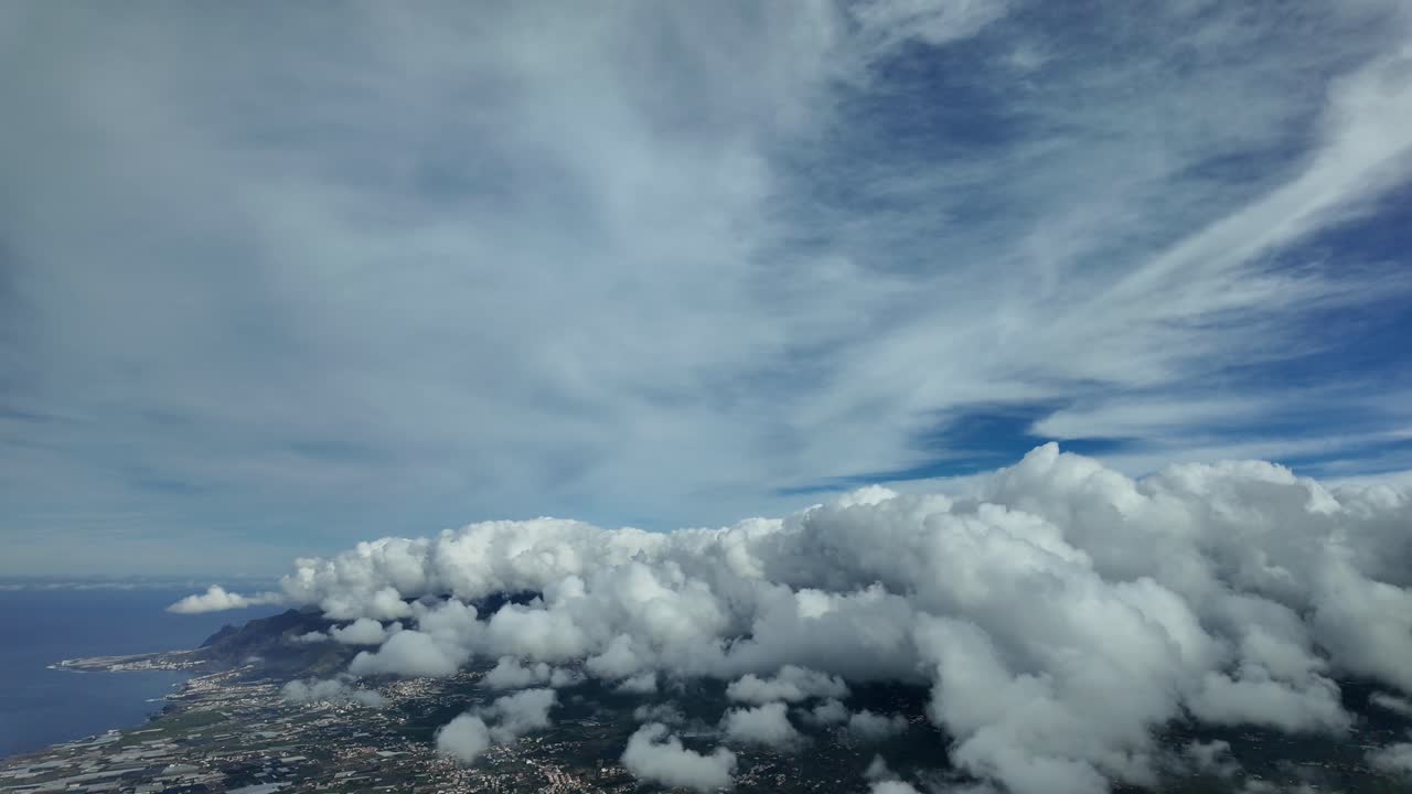 aproximándose al aeropuerto de tenerife norte, islas canarias, españa, en tiempo real, acercándose al complejo aeroportuario, con el aeropuerto cubierto de nubes, según lo visto por los pilotos