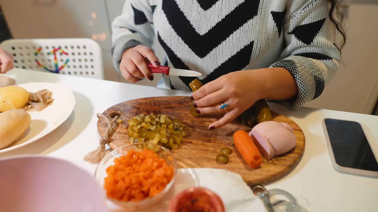 mujer preparando comida en la cocina