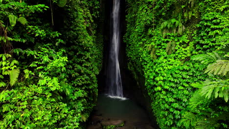 Unberührte-Schönheit-Und-Abgeschiedene-Lage-Des-Leke-Leke-Wasserfalls