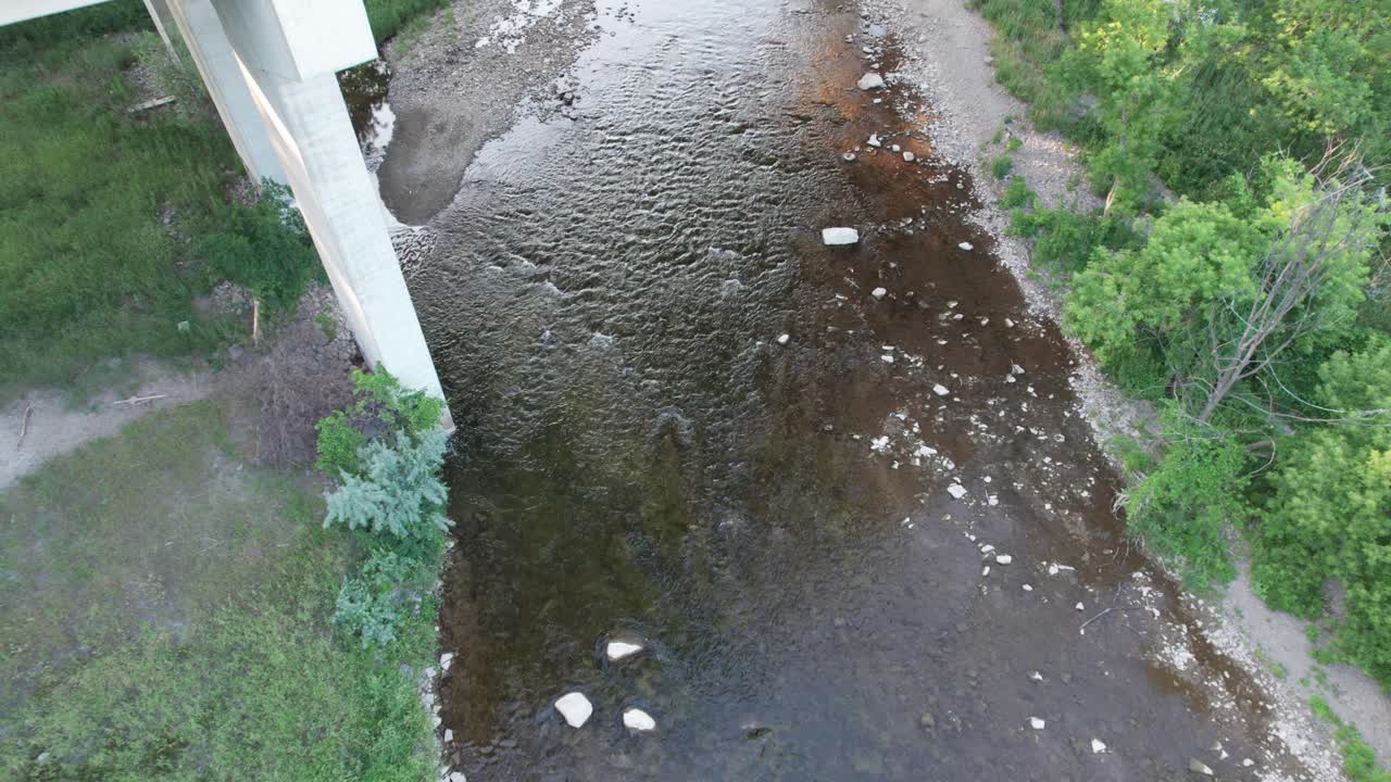 Letící dolů k mostu a řece, s panoramatickým záběrem nahoru.