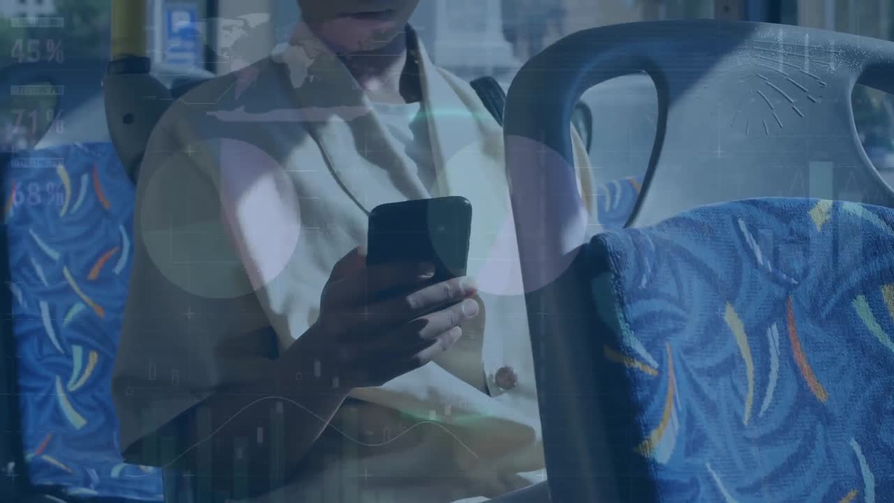 스마트폰을 사용하는 아프리카계 미국인 여성에 대한 금융 데이터 처리 애니메이션