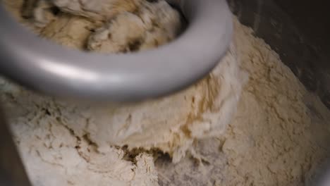 mezclar la masa en un mezclador de cocina