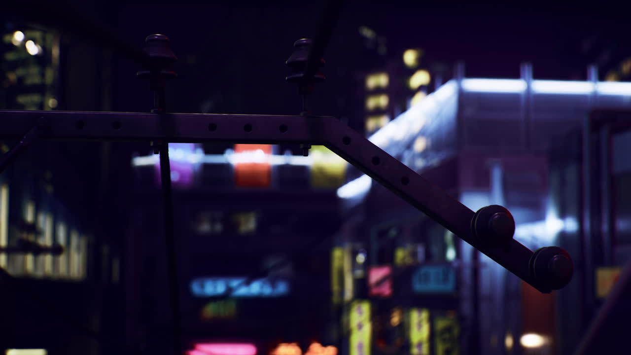 생동감 넘치는 네온 불과 도시 건축물이 밤에는 도시 거리를 밝게 합니다.