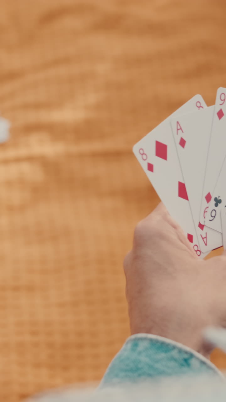 Amici che giocano a carte a un picnic estivo