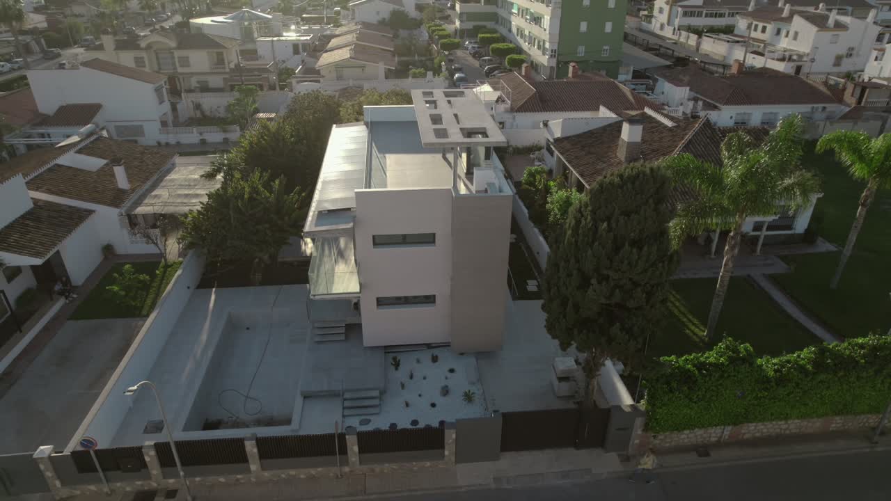 casa moderna, vista giratoria de drones en 360 grados, promoción del agente inmobiliario