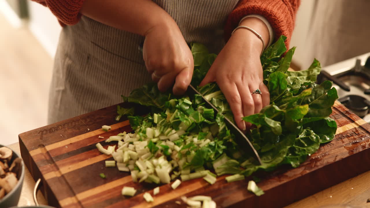 mujer cortando verduras para una comida saludable