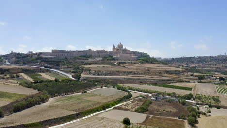 Ländliche-Landschaft-Außerhalb-Der-Stadt-Mdina,-Malta,-Malerische-Luftaufnahme,-Sonnig