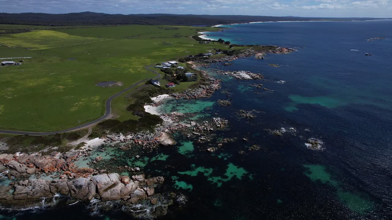 Paesaggio della Suicide Beach nei giardini, Tasmania, Australia - Ripresa con drone