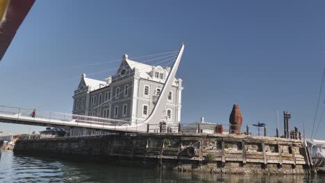 puente giratorio desde abajo en la costa de ciudad del cabo