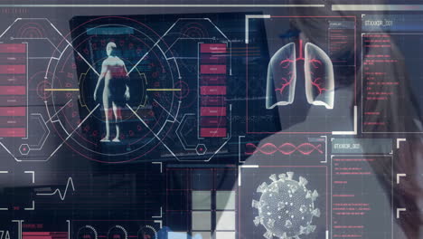 interfaz digital con el procesamiento de datos médicos contra la mujer médico que utiliza la computadora