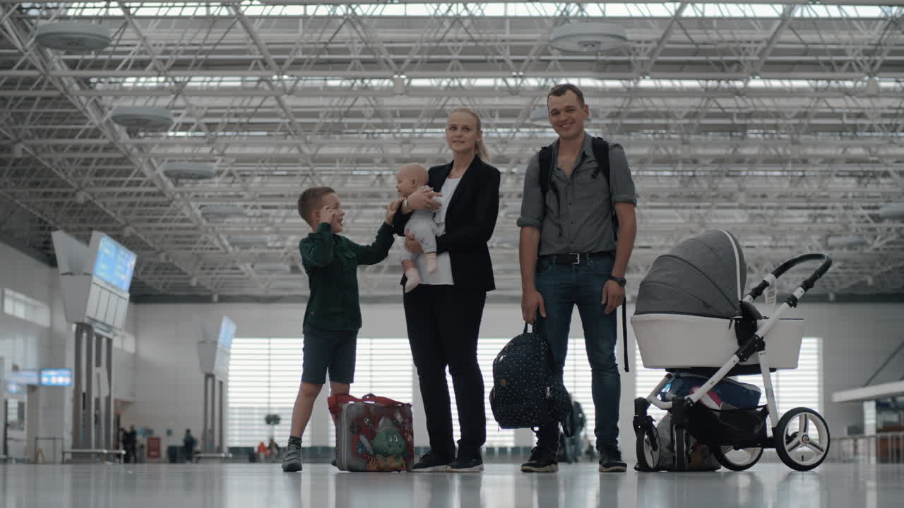 familia feliz con dos hijos en el aeropuerto