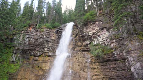 Cascada-De-Virginia-Falls-En-El-Parque-Nacional-De-Los-Glaciares,-Inclinada-Hacia-Abajo-En-La-Computadora-De-Mano