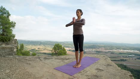 mujer haciendo yoga afuera 46