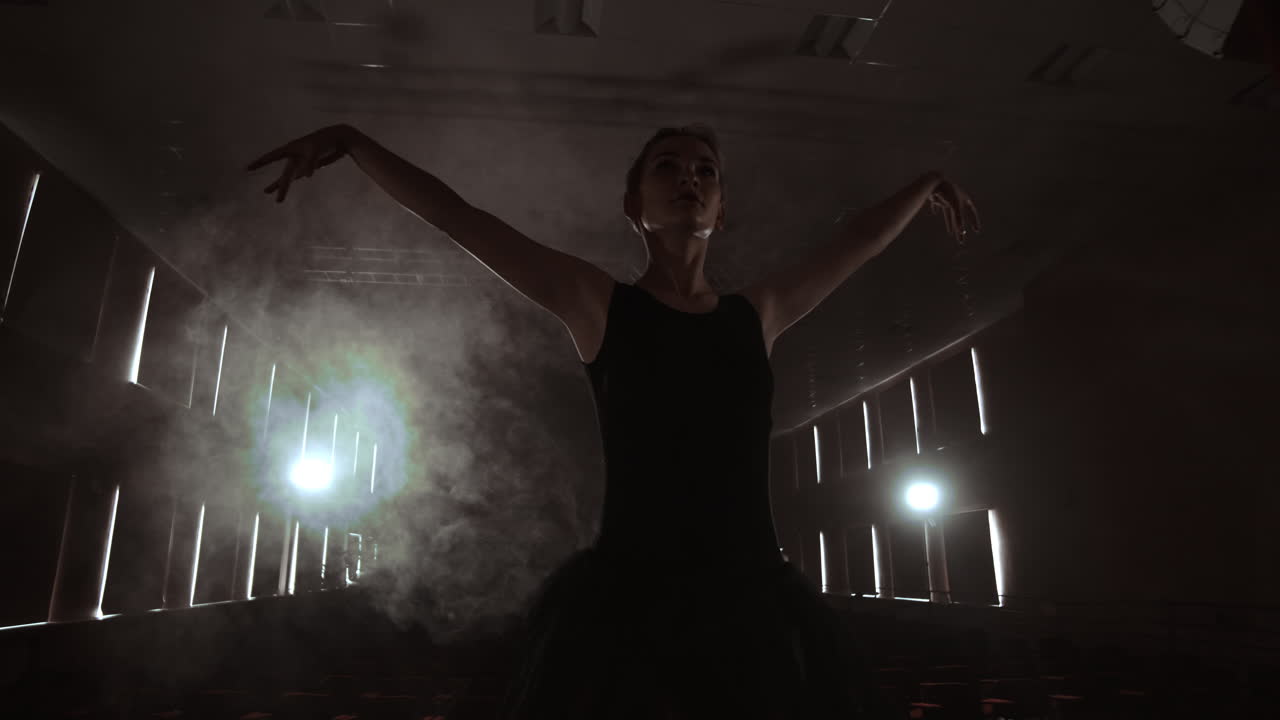 artes y entretenimiento en el teatro con bailarina clásica femenina en tutu de pie detrás de las escenas y mirando los puestos