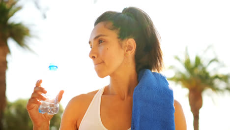 Mujer-Bebiendo-Agua-En-El-Balcón-De-Casa-4k