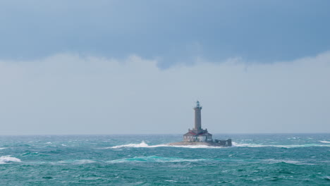 在強烈的南風和海浪下, 在暴風雨的天氣下, 不安的海