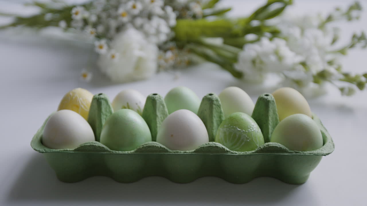 부활절 달걀과 꽃