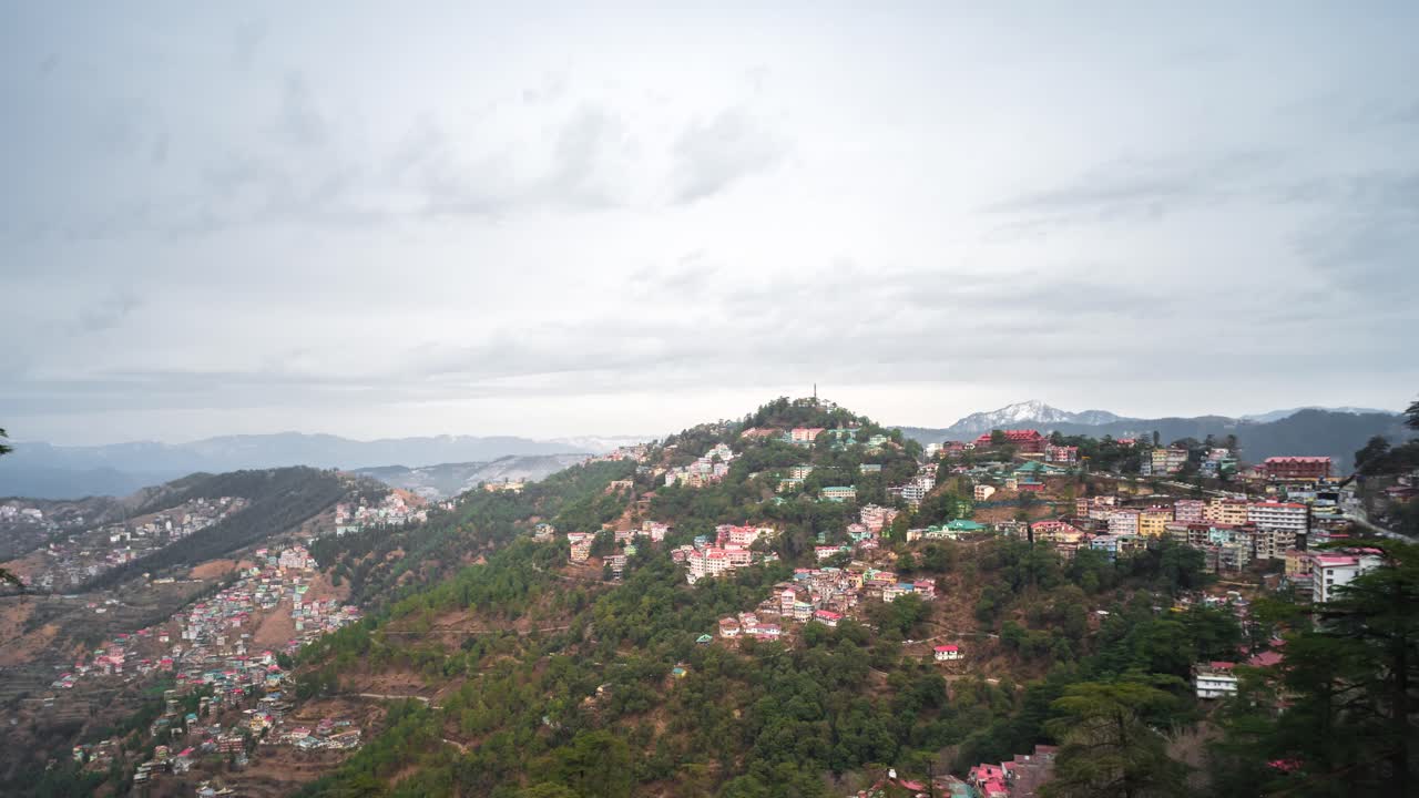 Video in timelapse di nuvole che si muovono velocemente sopra Shimla, la capitale e la città più grande dello stato indiano dell'Himachal Pradesh.