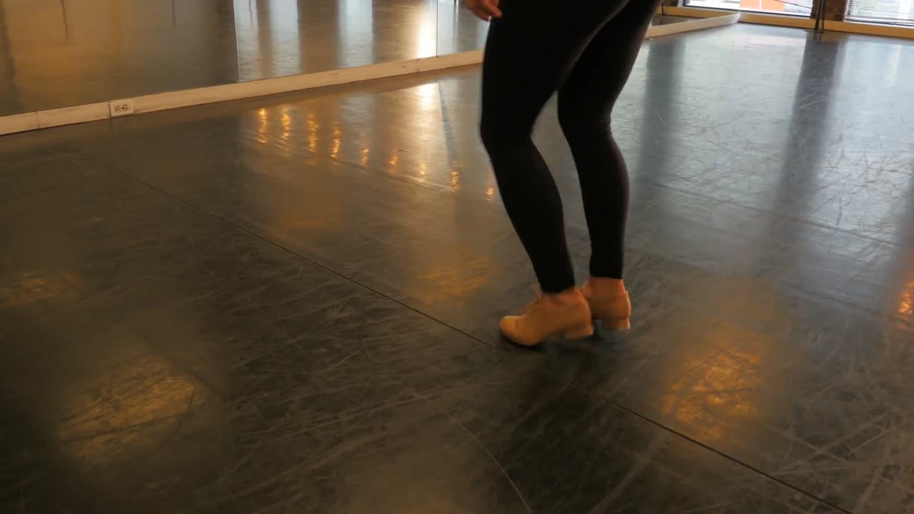 mujer practicando un baile de tap