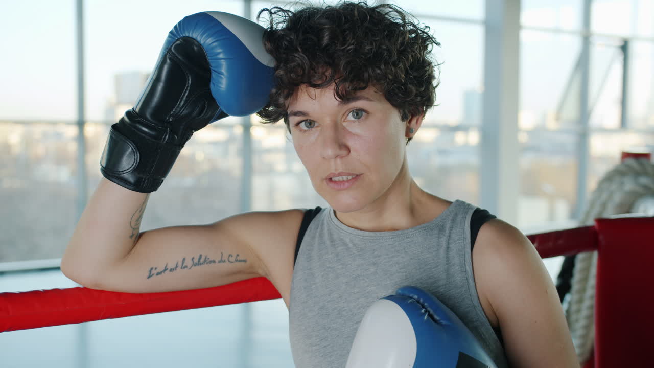 권투 링 에 있는 여자 권투 선수