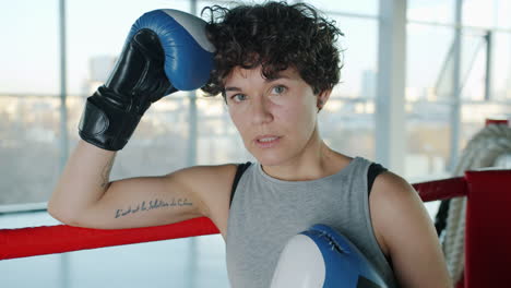 mujer boxeadora en el ring de boxeo