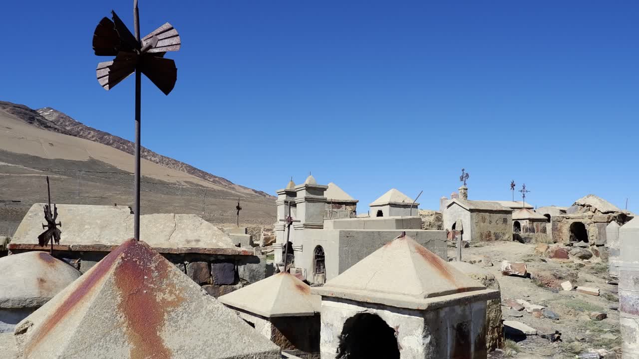 marcas de tumbas rústicas en el alto altiplano de bolivia, cementerio de milluni