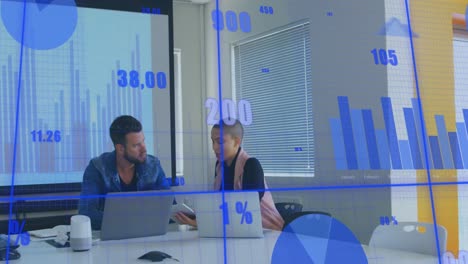 animación del procesamiento de datos estadísticos contra hombres y mujeres diversos discutiendo en la oficina