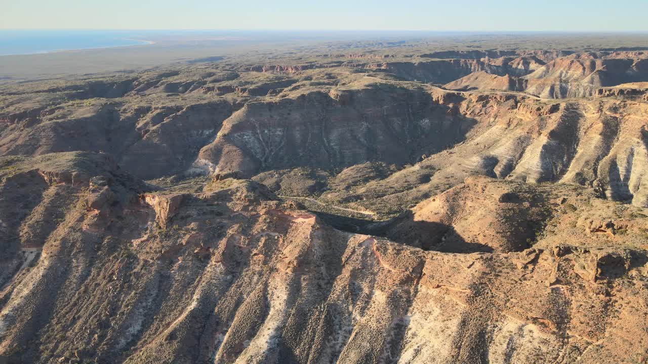 호주 서부 엑스마우스에서 일출 동안 안개 낀 날 멋진 언덕이 많은 붉은 찰스 칼 협곡 위로 높은 드론 전망