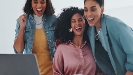 Laptop,-Erfolg-Oder-Frauen-High-Five-Bei-Der-Arbeit