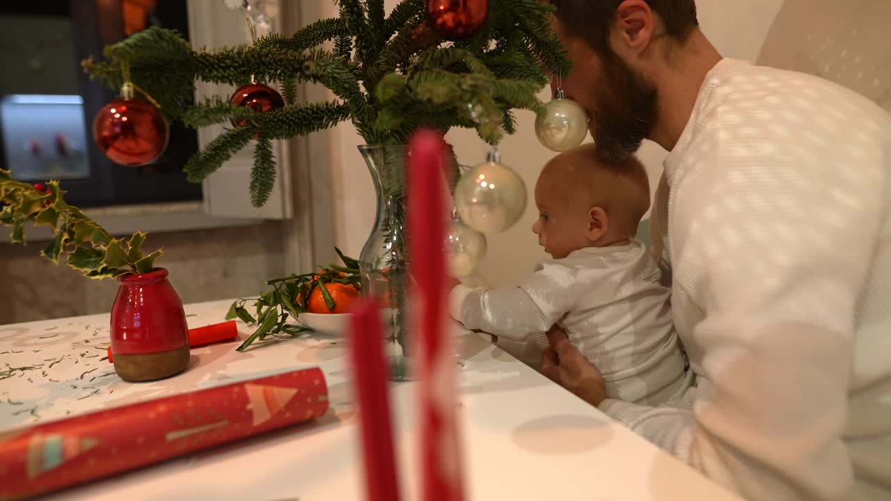 Pai e Bebê Apreciando as Decorações de Natal