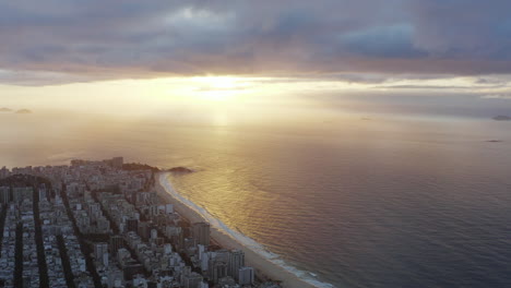 Vista-Aérea-Del-Amanecer-En-La-Costa-Y-El-Océano-De-Copacabana,-Brasil