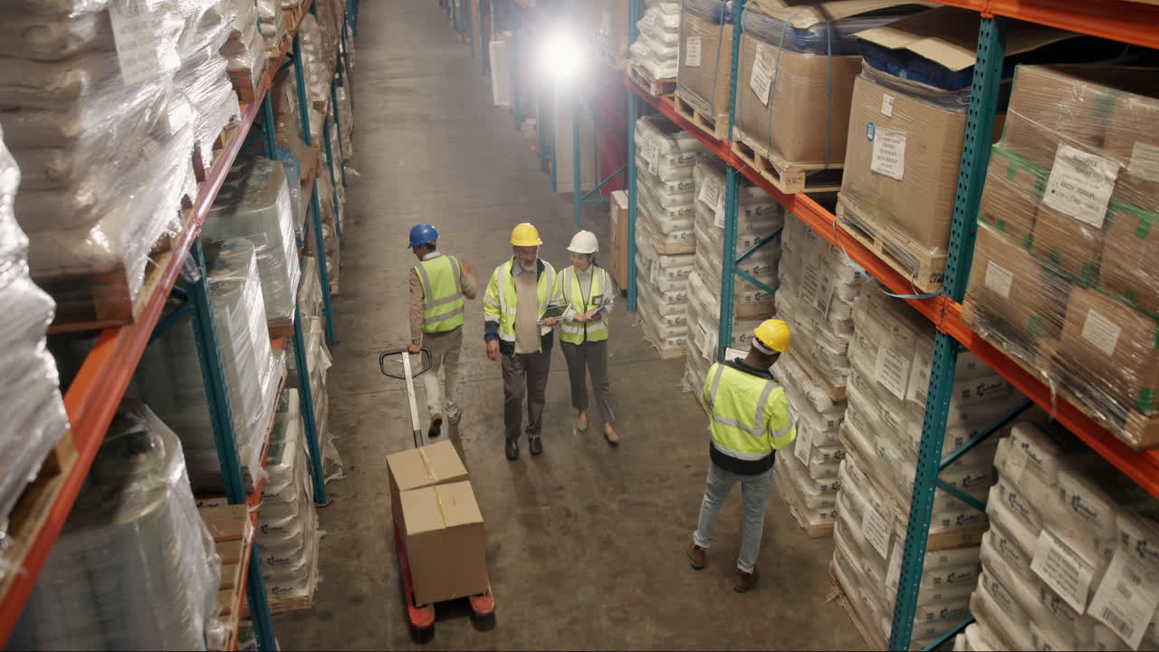 trabajadores del almacén inspeccionando el inventario