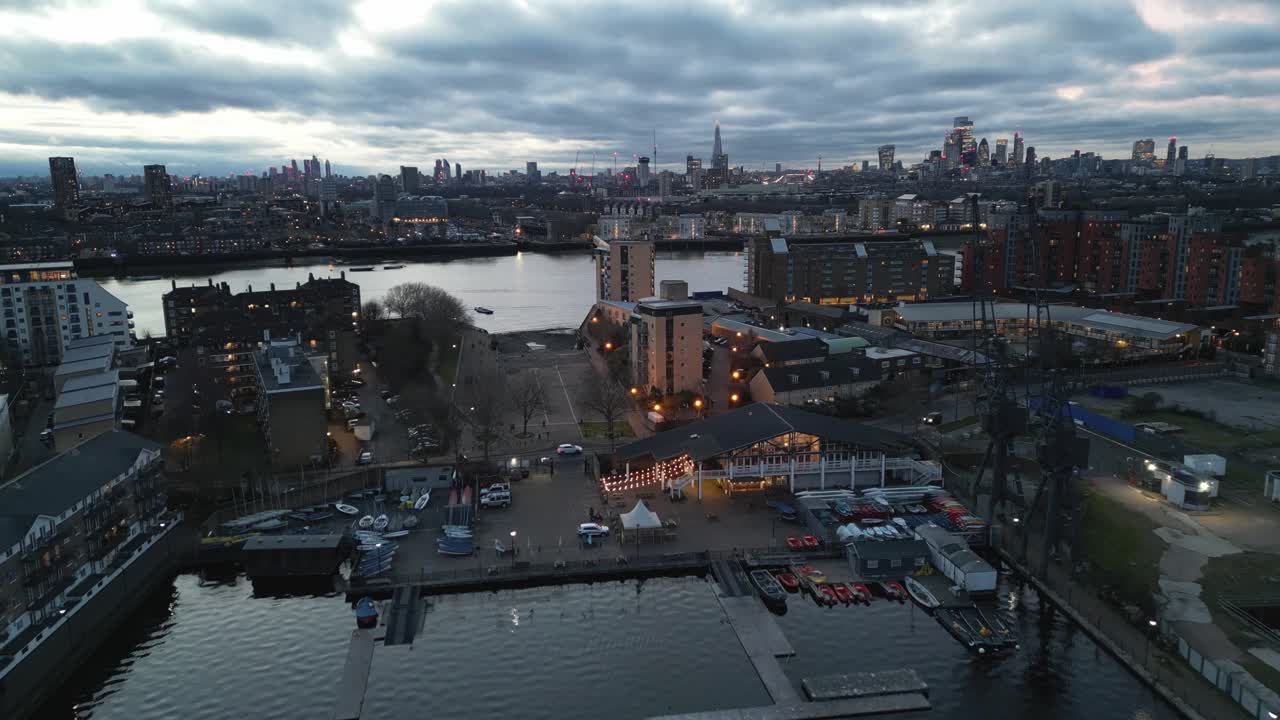 millwall dock docklands 항해 및 수상 스포츠 센터 런던 영국 저녁 무인 항공기, 공중, 공기에서 보기, 조감도