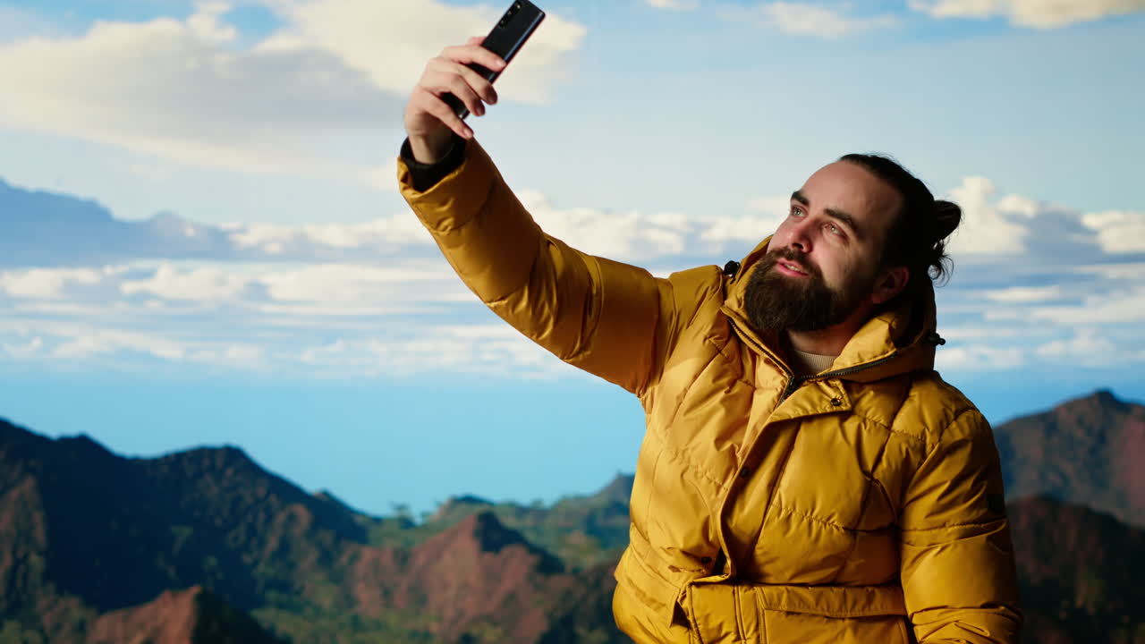 el aventurero decidido disfruta del paisaje panorámico de las montañas