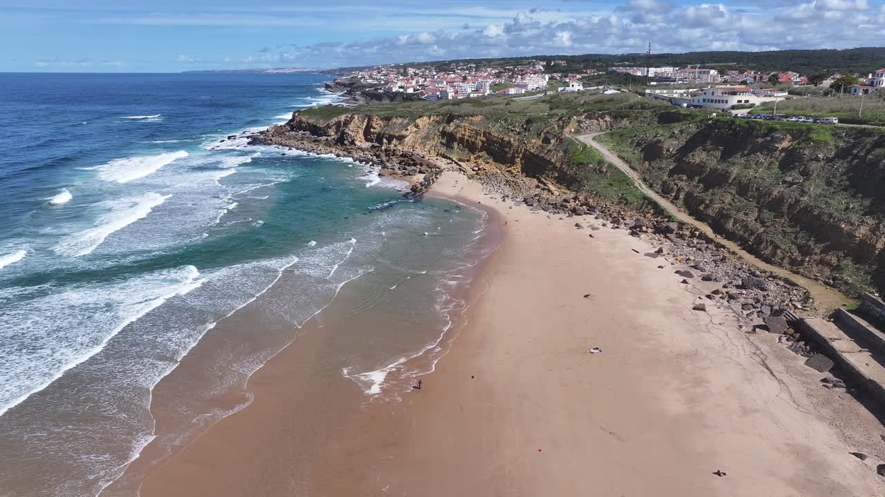 Praia Grande, em Sintra, no distrito de Lisboa, Portugal. Horizonte da praia. Paisagem natural. Viagem de verão. Praia Grande, em Sintra, no distrito de Lisboa, Portugal. Cenário tropical
