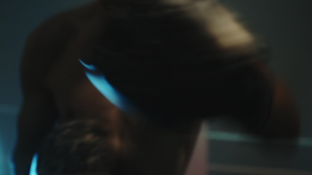 entrenamiento de boxeador golpear el aire, entrenamiento en el gimnasio de boxeo - de cerca