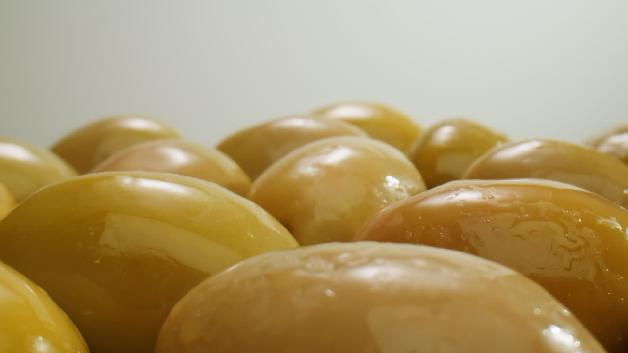 고품질의 4k 영상으로 그리스에서 배경으로 인 둥근 녹색 올리브.