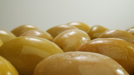 aceitunas verdes redondas en vinagre de grecia como fondo, vista de arriba. imágenes de alta calidad en 4k