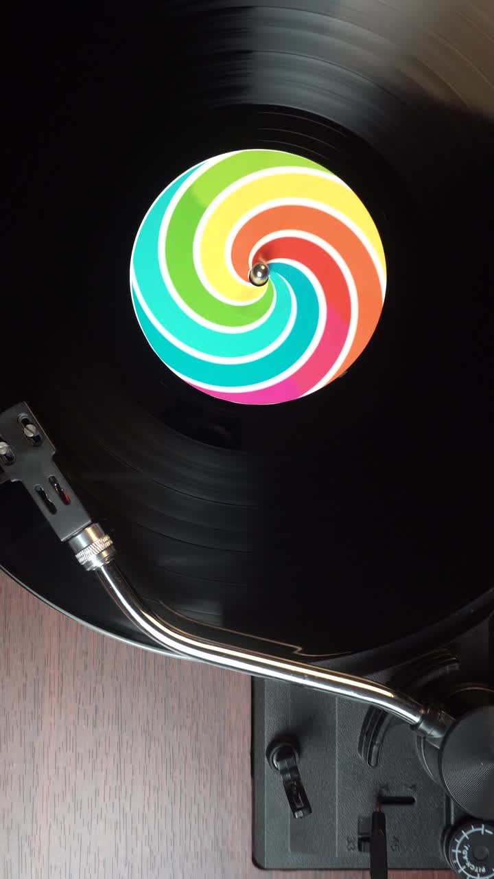 Visualizzazione verticale dall'alto, riproduzione di un disco audio in vinile su un giradischi vintage